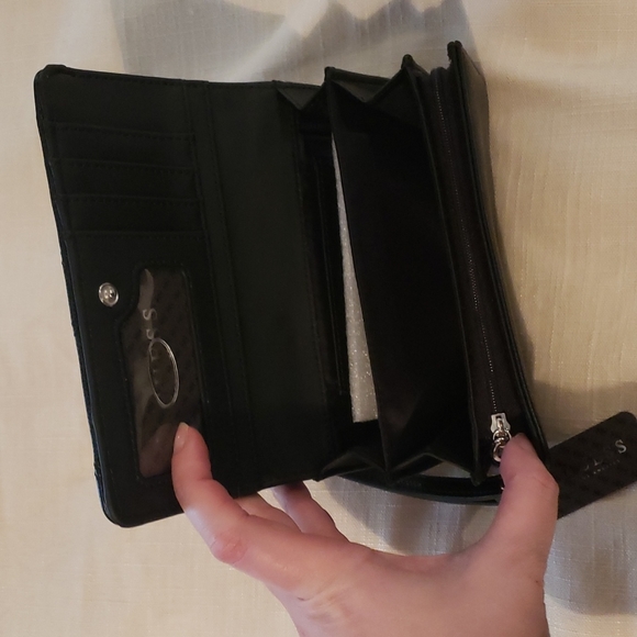 Guess wristlet - Picture 3 of 3